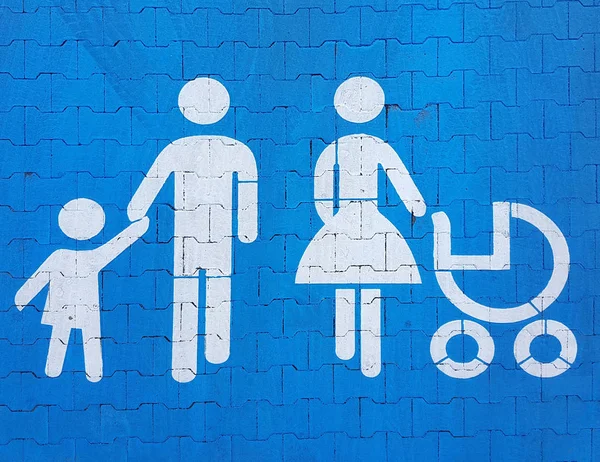 Road marking sign on a blue background indicating parking for a large family car. The convenience of parking a vehicle. Traveling parents and children. Father with mother with daughter and son — Stock Photo, Image