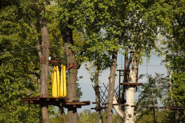 Spor etkinlikleri için İskandinav cazibe. Sigorta halat ve ilaçlar. Güvenlik yüksekliği. Aşırı spor. Aktif yaşam tarzı ve gençlik eğitimi. Stadyumda spor mermileri. Peyzaj eğlence parkı