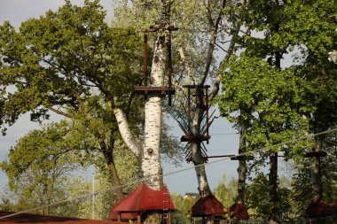 Spor etkinlikleri için İskandinav cazibe. Sigorta halat ve ilaçlar. Güvenlik yüksekliği. Aşırı spor. Aktif yaşam tarzı ve gençlik eğitimi. Stadyumda spor mermileri. Peyzaj eğlence parkı