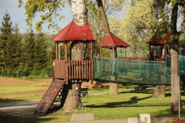 Spor etkinlikleri için İskandinav cazibe. Sigorta halat ve ilaçlar. Güvenlik yüksekliği. Aşırı spor. Aktif yaşam tarzı ve gençlik eğitimi. Stadyumda spor mermileri. Peyzaj eğlence parkı
