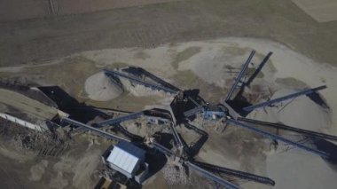 Çıkarma ve moloz sıralama için donatım unsurları. İnşaat malzemeleri üretimi. Metal konstrüksiyon taş ve kayalar ile çalışmak için. Cüruf Konveyör bant altında çakıl.