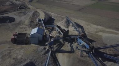 Çıkarma ve moloz sıralama için donatım unsurları. İnşaat malzemeleri üretimi. Metal konstrüksiyon taş ve kayalar ile çalışmak için. Cüruf Konveyör bant altında çakıl.