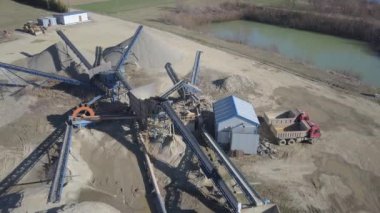 Çıkarma ve moloz sıralama için donatım unsurları. İnşaat malzemeleri üretimi. Metal konstrüksiyon taş ve kayalar ile çalışmak için. Cüruf Konveyör bant altında çakıl.