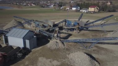 Çıkarma ve moloz sıralama için donatım unsurları. İnşaat malzemeleri üretimi. Metal konstrüksiyon taş ve kayalar ile çalışmak için. Cüruf Konveyör bant altında çakıl.