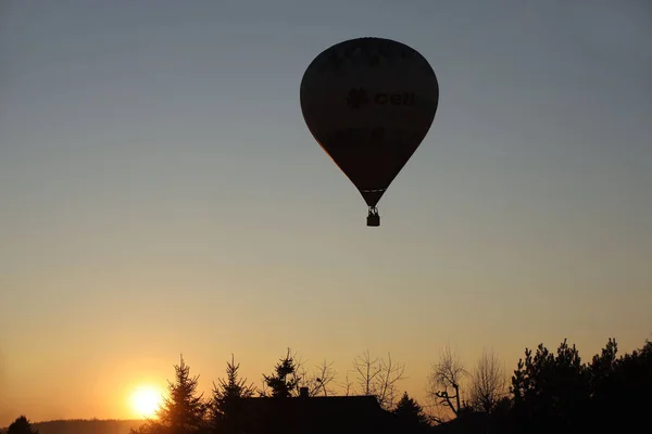 夕日の光の中で風船で飛行。熱い空気が球を満たし、それを上げます。航空機上の空気による冒険旅行。勇気あるスポーツの人々の興奮とアドレナリン。Navigat — ストック写真