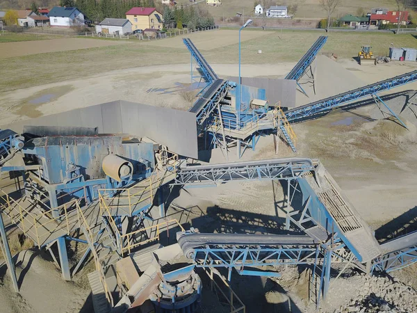 Elementos de equipo para la extracción y clasificación de escombros. Producción de materiales de construcción. Construcción metálica para trabajar con piedra y rocas. Escoria de grava bajo la cinta transportadora — Foto de Stock