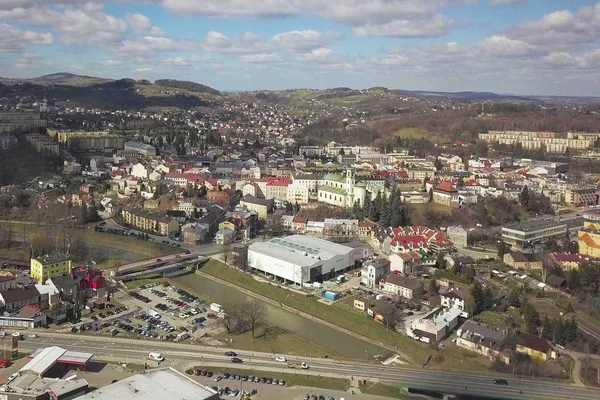 Gorlice, Polonia - 3 9 2019: Panorama di una piccola città medievale europea al momento attuale. Vista dal drone o quadrocopter sul complesso sportivo MOSiR e il centro storico. Progettazione del paesaggio — Foto Stock