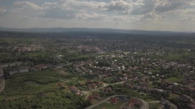 Kuş bakışı Panoraması. Orta Avrupa: şehir veya köy yeşil tepeler arasında yer almaktadır. Ilıman iklim. Uçuş drone 'ları ya da endüstriyel alanda quadrocopter. Jaslo Town of Polish yakınında