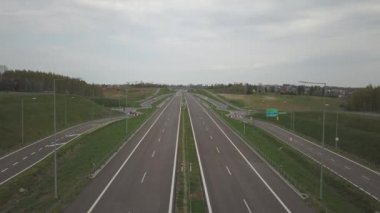 Otoyol Panoraması, kuşbakışı manzarasıyla. Ülkenin taşıma arter. Karayolu üzerindeki araçların hareketi. İletişim yollarının peyzaj tasarımı. Roadworks ve işaretleme. Akış araçları.
