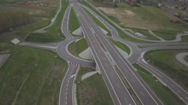 Otoyol Panoraması, kuşbakışı manzarasıyla. Ülkenin taşıma arter. Karayolu üzerindeki araçların hareketi. İletişim yollarının peyzaj tasarımı. Roadworks ve işaretleme. Akış araçları.