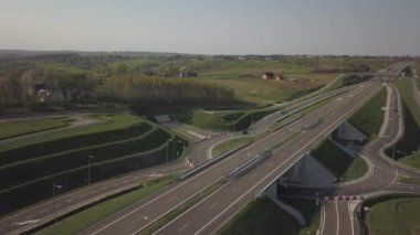 Otoyol Panoraması, kuşbakışı manzarasıyla. Ülkenin taşıma arter. Karayolu üzerindeki araçların hareketi. İletişim yollarının peyzaj tasarımı. Roadworks ve işaretleme. Akış araçları.