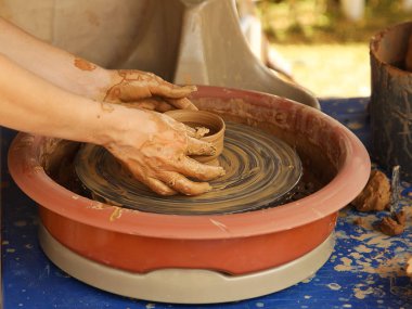 Bir çömlekçi kadının narin elleri bir çömlekçi tekerleği üzerinde kil tabaklar heykel. Yemek yapmak için halk sanatı. Bir seramik ürün oluşturulması. Eski zanaatı öğretiyor. Günlük yaşam için mutfak eşyaları