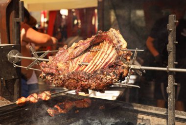 Açık ateşte barbekü. Kömür ızgara et kaburga. Kolesterol ile yağlı yüksek kalorili gıdalar. Sokakta yemek pişirmek. Vahşi bir canavardan ulusal mutfaklardan bir tabak. Bira ve alkol için atıştırmalık