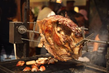 Açık ateşte barbekü. Kömür ızgara kebap eti. Kolesterol ile yağlı yüksek kalorili gıdalar. Sokakta yemek pişirmek. Vahşi bir canavardan ulusal mutfaklardan bir tabak. Bira ve alkol için atıştırmalık