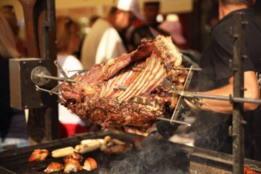 Açık ateşte barbekü. Kömür ızgara et kaburga. Kolesterol ile yağlı yüksek kalorili gıdalar. Sokakta yemek pişirmek. Vahşi bir canavardan ulusal mutfaklardan bir tabak. Bira ve alkol için atıştırmalık