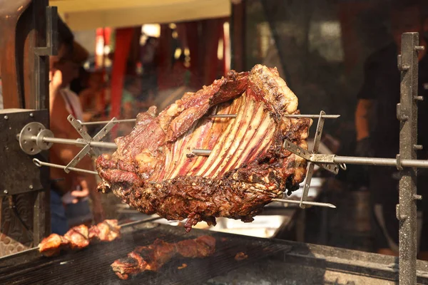 Açık ateşte barbekü. Kömür ızgara et kaburga. Kolesterol ile yağlı yüksek kalorili gıdalar. Sokakta yemek pişirmek. Vahşi bir canavardan ulusal mutfaklardan bir tabak. Bira ve alkol için atıştırmalık