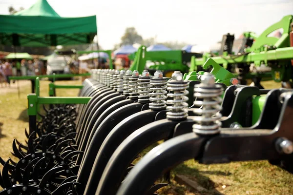 Amortisseurs de printemps cultivateur. Un fragment de machines agricoles pour desserrer les champs labourés. Mécanisation du travail à la ferme. Génie mécanique pour la culture de plantes en plein champ — Photo