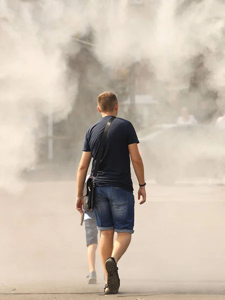 Um homem de roupas de verão passa pela moldura de um refrescante s — Fotografia de Stock