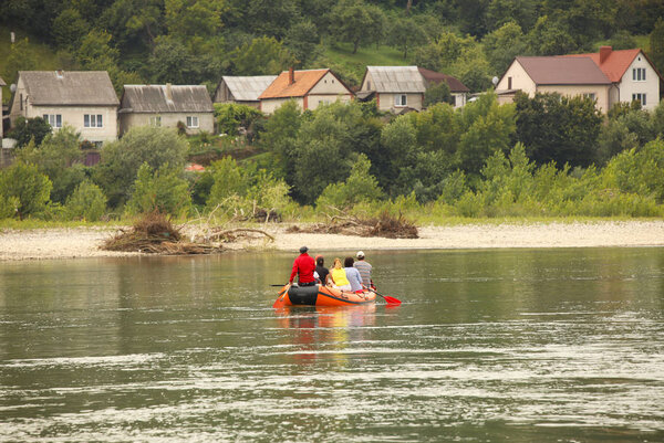 Группа туристов сплавляется по горной реке на понтоне. Туристические маршруты Закарпатья в Украине. Рафтинг на реке Тисса. Безопасность на воде. Лайфхак и человек за ботом - Версия для печати - МК
.