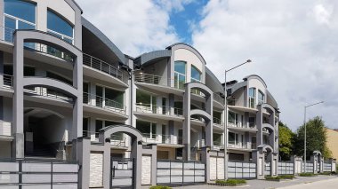 Lviv, Ukrayna - 7 7 2019: Çok aileli bir apartmanın modern tasarımı. Kentsel mimarinin tasarımında gri ve beyaz tonları. Doğada yaşamak için güzel bir binanın tasarımı