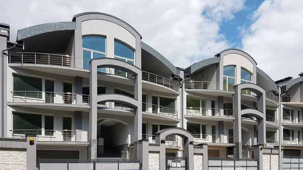 Lwów, Ukraina-7 7 2019: nowoczesny projekt wielo-rodzinnych apartamentow. Odcienie szarości i bieli w projektowaniu architektury miejskiej. Projekt pięknego budynku dla życia w przyrodzie — Zdjęcie stockowe