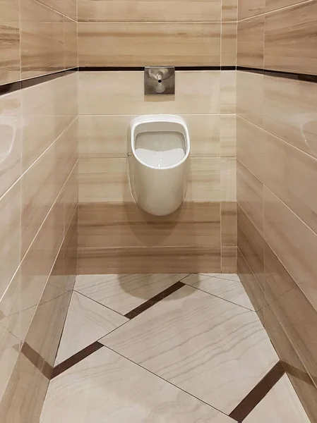 Intérieur de la salle de bain aux couleurs beige clair et blanc. Céramique ovale — Photo