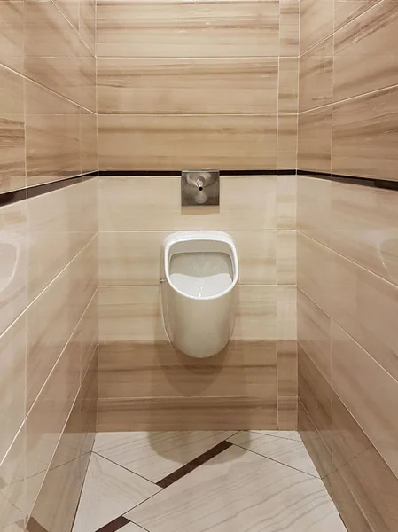 Intérieur de la salle de bain aux couleurs beige clair et blanc. Céramique ovale — Photo