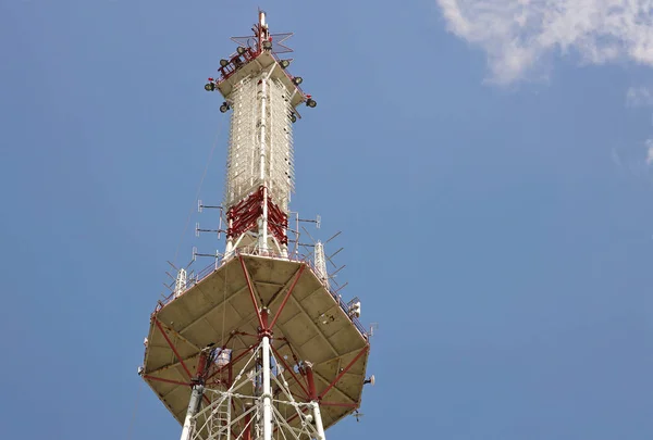 Radiowo-telewizyjna wieża do odbierania i przesyłania sygnałów elektromagnetycznych na odległość. Metalowa konstrukcja o wysokiej technologii jest w białej chmurze. Źródło częstotliwości impulsów. Lwów, Ukraina — Zdjęcie stockowe