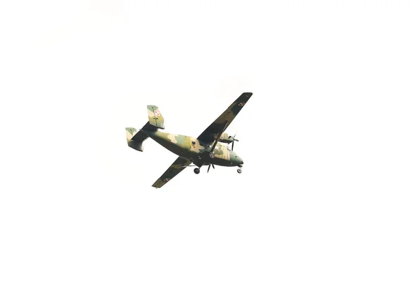 Ένα ελαφρύ στρατιωτικό αεροσκάφος που προσγειώνεται με στροβιλοκινητήρες των πολωνικών ενόπλων δυνάμεων διασχίζει τον ουρανό με γρανάζια αποβίβασης. Προσγείωση στη βάση της Πολεμικής Αεροπορίας του ΝΑΤΟ. Μετεωρολογία και πρόγνωση καιρού για την αεροπορία — Φωτογραφία Αρχείου