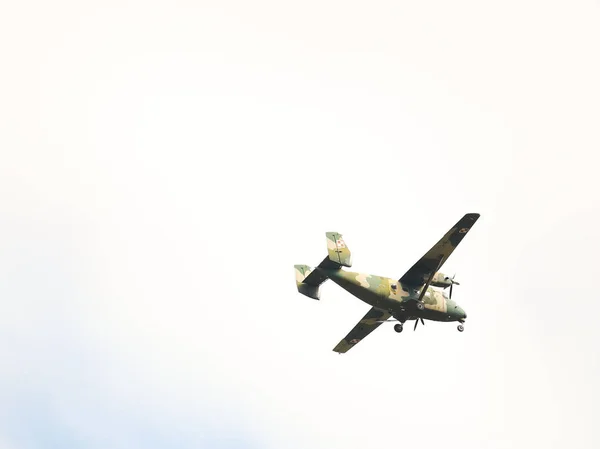 波兰武装部队的一架轻型军用登陆涡轮螺旋桨飞机飞过天空，释放了起落架。降落在北约空军基地航空气象和天气预报 — 图库照片