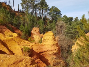 Provence Fransa'nın güney bölgesidir. Roussillon'daki Doğal Jeoloji Parkı. Maden okra ocağının kalıntıları. Avrupa kıtasının ünlü turistik noktası. Turuncu kayalıkların Mars manzara