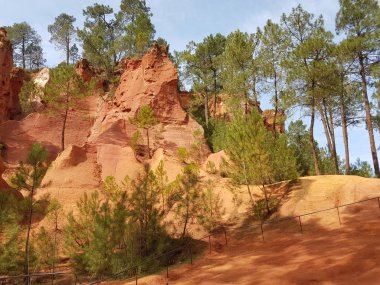 Provence Fransa'nın güney bölgesidir. Roussillon'daki Doğal Jeoloji Parkı. Maden okra ocağının kalıntıları. Avrupa kıtasının ünlü turistik noktası. Turuncu kayalıkların Mars manzara