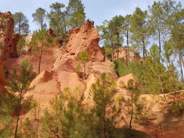 Provence Fransa'nın güney bölgesidir. Roussillon'daki Doğal Jeoloji Parkı. Maden okra ocağının kalıntıları. Avrupa kıtasının ünlü turistik noktası. Turuncu kayalıkların Mars manzara