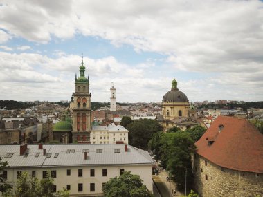 Lviv, Ukrayna - 7 7 2019:Bir quadrocopter ile şehrin orta kesiminde Panorama. Turistik yerlerin havadan insansız hava aracı. Harika bir hafta sonu tatili. Polonya ve Avusturya-Macaristan eski toprakları
