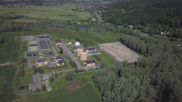 Stadszuiveringsinstallatie Luchtfotografie Van Rioolwaterzuiveringsinstallaties Gelegen Tussen Prachtig Groen Heuvelachtig Terrein — Stockvideo