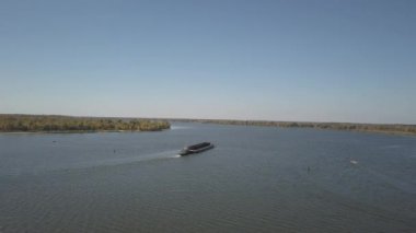 Bir römorkör gemisi, büyük malzemeleri taşımak için nehrin yukarısına bir mavna itiyor. Kuadkopterli ya da dronlu hava fotoğrafçılığı. Dinyeper Panoraması - Ukrayna 'nın ana su nakil atardamarı