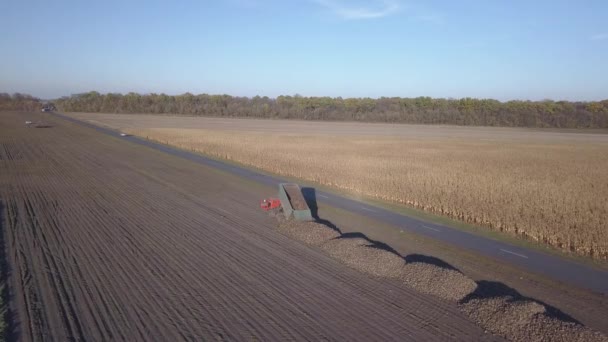 Suikerbieten Oogsten Combines Auto Verwijderen Wortelgewassen Uit Het Veld Luchtfoto — Stockvideo