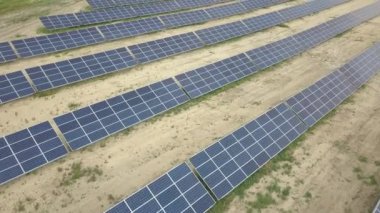 Güneş panelleri hava görüntüsü. İHA ya da kuadrokopterden ateş ediliyor. Ekolojik terminal santrali elektrik üretir. Geleceğin alternatif yakıtı. Güneş silikon hücrelerinin paralel yerleştirilmesi 