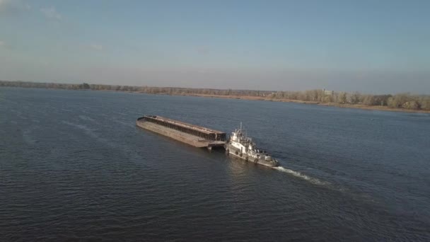 Slæbebåd Skib Skubber Pram Opstrøms Floden Til Transportere Bulk Materialer – Stock-video
