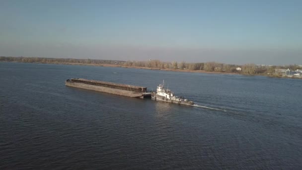 Remolcador Empuja Una Barcaza Aguas Arriba Del Río Para Transportar — Vídeos de Stock