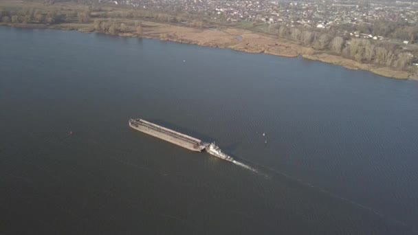 Remolcador Empuja Una Barcaza Aguas Arriba Del Río Para Transportar — Vídeos de Stock