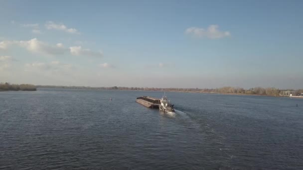 Een Sleepboot Duwt Een Schip Stroomopwaarts Van Rivier Bulkgoederen Vervoeren — Stockvideo