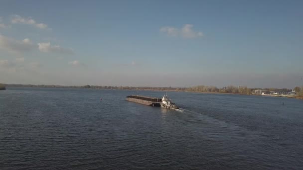 Remolcador Empuja Una Barcaza Aguas Arriba Del Río Para Transportar — Vídeo de stock