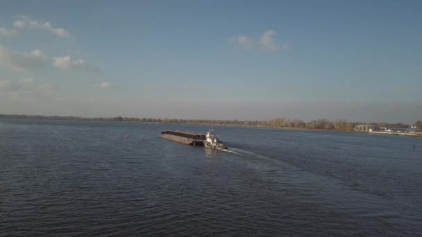 Een Sleepboot Duwt Een Schip Stroomopwaarts Van Rivier Bulkgoederen Vervoeren — Stockvideo