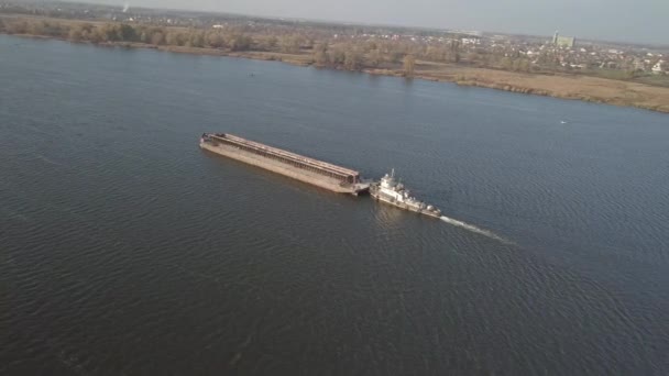 Remorqueur Pousse Une Barge Amont Rivière Pour Transporter Des Matériaux — Video