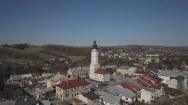 Biecz, Polonya - 392019: Avrupa ortaçağ şehrinin tarihi merkezinin manzaralı yeşil tepelerdeki panoraması. Mimari eserlere geziler: tapınaklar, merkez meydan, belediye binası