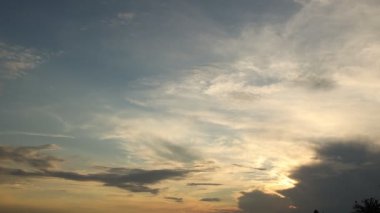 Sabit duran kümülüs bulutlarıyla berrak mavi gökyüzü ve yüzen sirrus bulutları. Neşeli bir ruh hali. Atmosferdeki yüksek basınç ve hareket farkı. Temiz hava ekolojisi. Hava tahminleri