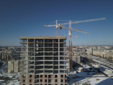 Lviv, Sychiv, Ukrayna - 272020: Kule vinçleri çok katlı bir binanın yapımı sırasında çalışır. Apartman sakinleri için yeni daireler ve ofisler için binalar. Yükseklikte riskli iş.