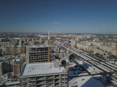 Lviv, Sychiv, Ukrayna - 272020: Kule vinçleri çok katlı bir binanın yapımı sırasında çalışır. Apartman sakinleri için yeni daireler ve ofisler için binalar. Yükseklikte riskli iş.