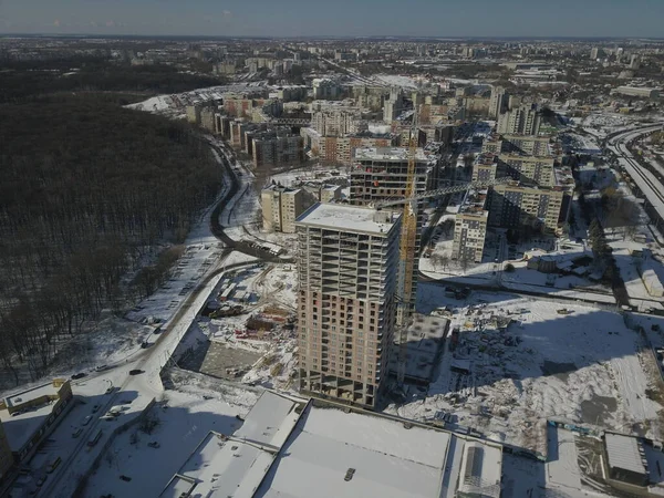 Lwów, Sychiw, Ukraina - 2 7 2020: Dźwigi wieżowe działają podczas budowy wielopiętrowego budynku. Nowe mieszkania dla mieszkańców i pomieszczenia biurowe. Ryzykowna praca na wysokości. — Zdjęcie stockowe